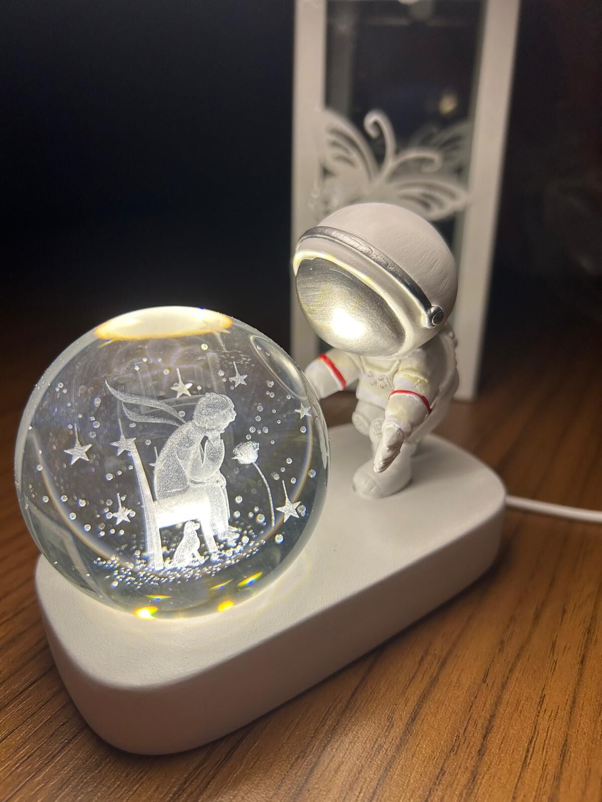 3d Astronot Figürlü Oturan Kişi Temalı Işıklı Küre
