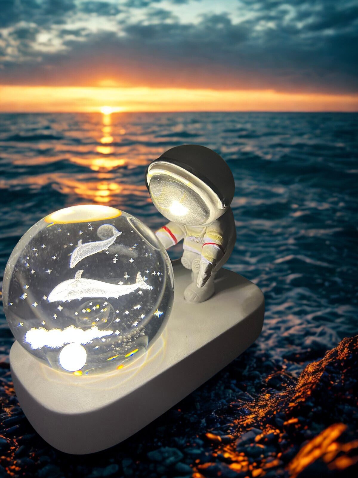3D Astronot Figürlü Işıklı Küre