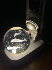 3D Astronot Figürlü Işıklı Küre