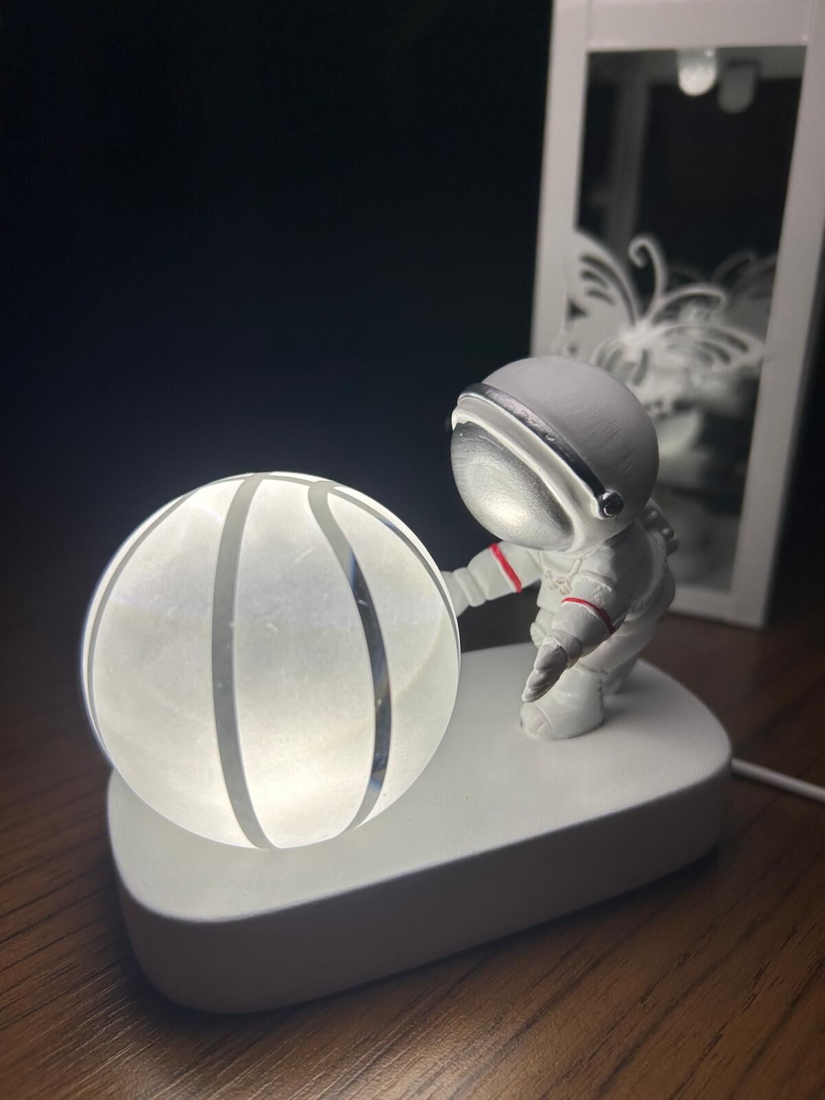 3d Astronot Figürlü Top Işıklı Cam Küre